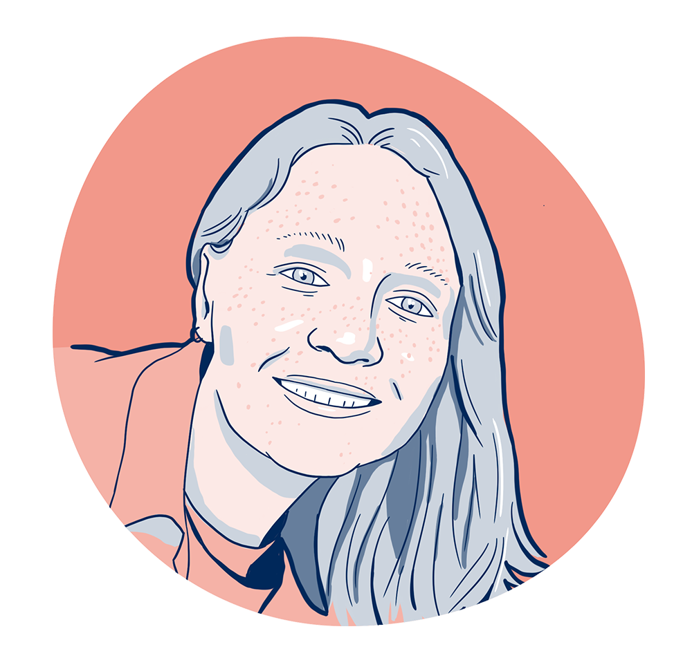 Gezeichnetes Portrait einer weiblichen Person mit langen Haaren und Sommersprossen im Gesicht. Die Person trägt ein Oberteil mit Kragen, schaut in die Kamera und lächelt.