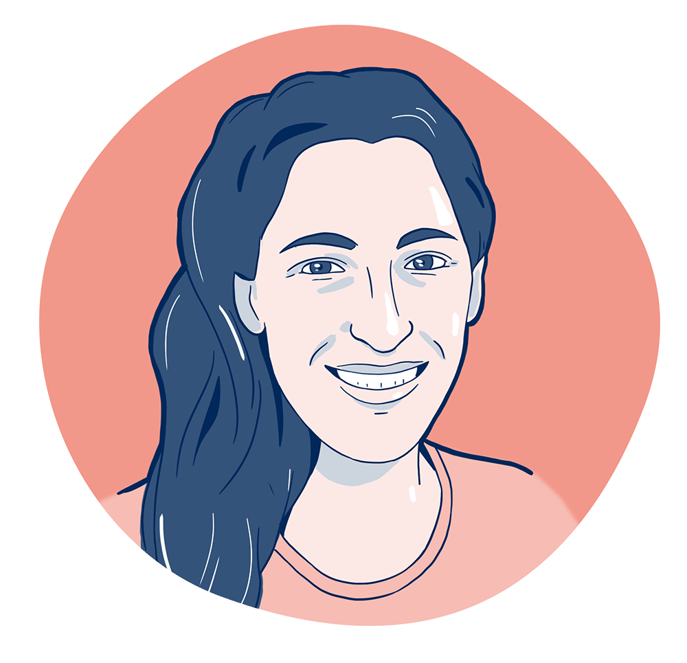 Gezeichnetes Portrait einer Frau mit dunklen, langen Haaren. Die Person trägt ein T-Shirt und lächelt.